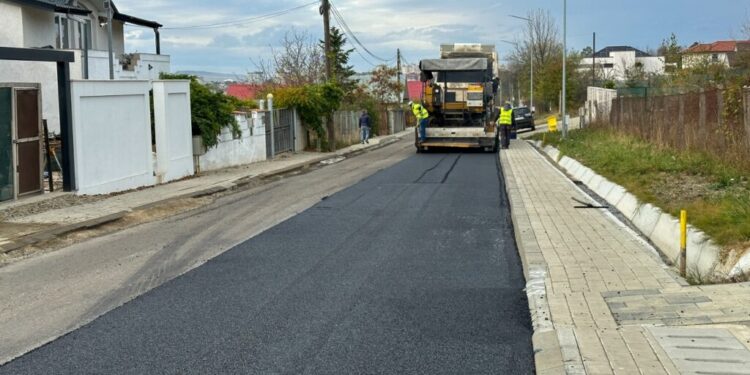 Lucrări de reabilitare a străzii Izvoarele Cetății. Viceprimarul Harșovschi spune că este ”o lucrare complexă, întrucît diferențele de nivel între trotuarul nou construit și vechiul asfalt au fost destul de mari”