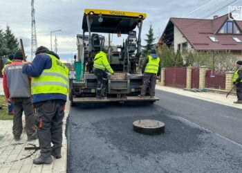 Lucrări de reabilitare a străzii Izvoarele Cetății. Viceprimarul Harșovschi spune că este ”o lucrare complexă, întrucît diferențele de nivel între trotuarul nou construit și vechiul asfalt au fost destul de mari”
