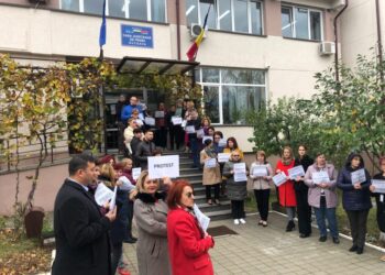 Angajații Casei de Pensii Suceava, acțiune de protest în fața instituției. Activitățile cu publicul nu au fost suspendate (Foto)