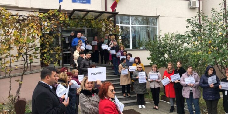Angajații Casei de Pensii Suceava, acțiune de protest în fața instituției. Activitățile cu publicul nu au fost suspendate (Foto)