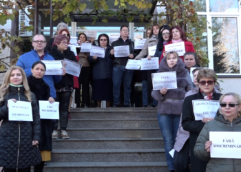 Mai mult de 30 de angajați ai Casei de Pensii Suceava, protest în fața instituției. Nemulțumirile sînt legate de nivelul scăzut al salarizării (Foto)