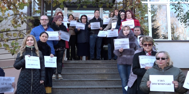Mai mult de 30 de angajați ai Casei de Pensii Suceava, protest în fața instituției. Nemulțumirile sînt legate de nivelul scăzut al salarizării (Foto)