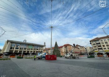 Centrul Sucevei, pregătit pentru aprinderea luminilor din bradul de Crăciun și pentru spectacolul de Ziua Bucovinei (Foto)
