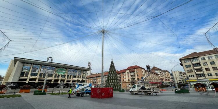 Centrul Sucevei, pregătit pentru aprinderea luminilor din bradul de Crăciun și pentru spectacolul de Ziua Bucovinei (Foto)