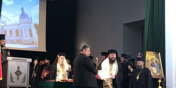 29 de ordine, din care cinci patriarhale și 24 eparhiale, pentru persoane care au contribuit la renovarea și amenajarea Complexului Muzeal ”Cazinoul Băilor” de la Vatra Dornei. Printre cei premiați se numără și Emil Ursu, directorul Muzeului Național al Bucovinei
