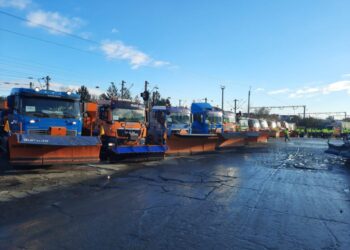 ”Diasil” s-a pregătit pentru sezonul rece cu zeci de utilaje de deszăpezire și cu sute de tone de material antiderapant. Administratorul Anton Curelaru face apel la șoferi să parcheze cum trebuie mașinile, mai ales pe străzile înguste (Foto)