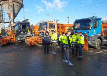 ”Diasil” s-a pregătit pentru sezonul rece cu zeci de utilaje de deszăpezire și cu sute de tone de material antiderapant. Administratorul Anton Curelaru face apel la șoferi să parcheze cum trebuie mașinile, mai ales pe străzile înguste (Foto)