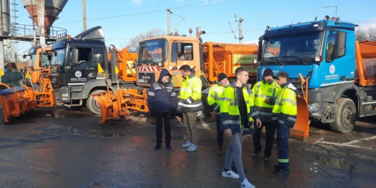 ”Diasil” s-a pregătit pentru sezonul rece cu zeci de utilaje de deszăpezire și cu sute de tone de material antiderapant. Administratorul Anton Curelaru face apel la șoferi să parcheze cum trebuie mașinile, mai ales pe străzile înguste (Foto)