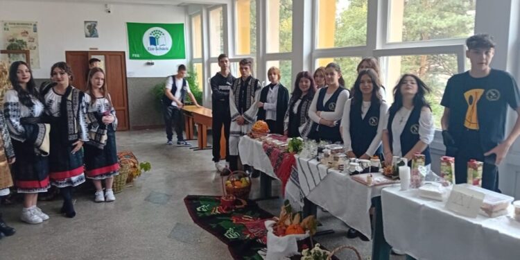 Directoarea Colegiului Economic ”Dimitrie Cantemir”, Eugenia Trufin: Copiii poartă o vestă cu emblema școlii și solicităm prin regulament o cămașă sau un tricou uni și un pantalon decent, nu blugi tăiați sau costum sportiv