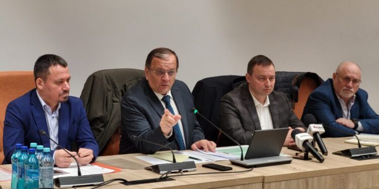 A fost emis acordul de mediu pentru autostrada Pașcani – Suceava. Pînă la sfîrșitul lui 2023 va fi gata studiul de fezabilitate. Totodată, a fost obținut acordul de mediu pentru centura ocolitoare a orașului Gura Humorului