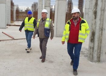 La sala polivalentă a Sucevei se lucrează la turnarea stîlpilor de rezistență