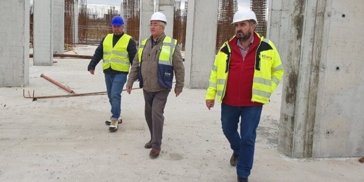 La sala polivalentă a Sucevei se lucrează la turnarea stîlpilor de rezistență