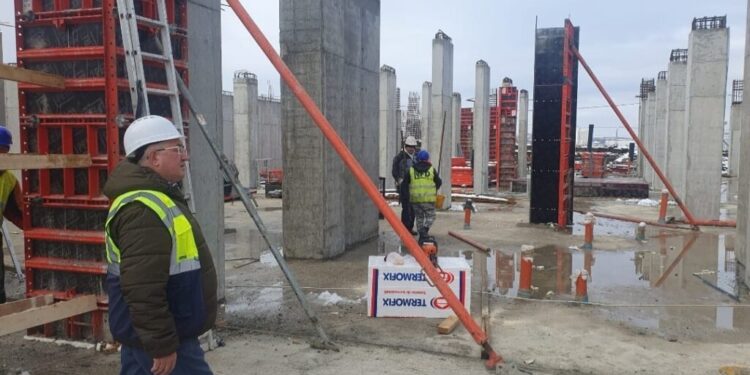 Primarul Lungu: ”Chiar dacă a nins, lucrările continuă la sala polivalentă”