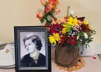 Un buchet de flori, un tort și o sumă de bani, pentru Minodora Bostan, o doamnă din cartierul Burdujeni Sat care a împlinit 100 de ani