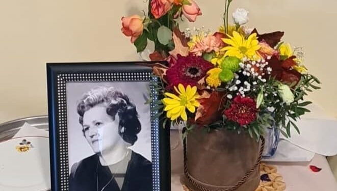 Un buchet de flori, un tort și o sumă de bani, pentru Minodora Bostan, o doamnă din cartierul Burdujeni Sat care a împlinit 100 de ani