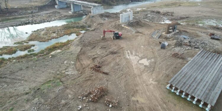 La podul de la Milișăuți a fost demolată suprastructura și se lucrează la armarea și cofrarea pilelor 2, 3 și 4