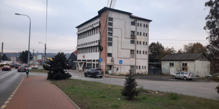 Suprataxarea, soluția pentru ca proprietarii să repare fațadele clădirilor din Suceava care arată foarte rău