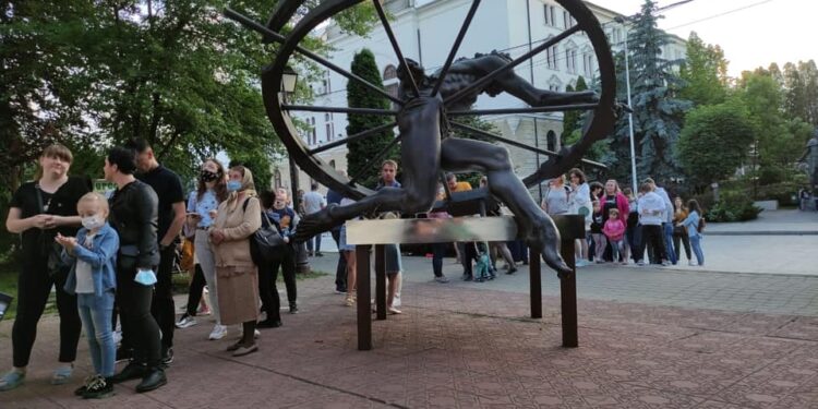 Oamenii de afaceri suceveni vor să pună bani mînă de la mînă, pentru a cumpăra o statuie care să fie amplasată în sensul giratoriu de la Burdujeni
