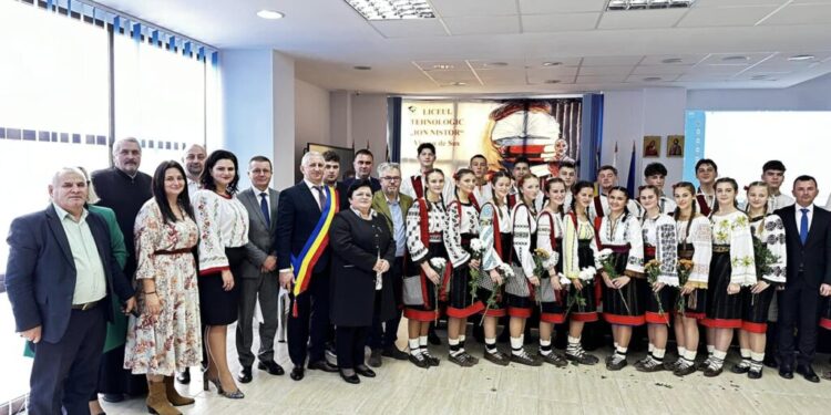 Liceul Tehnologic ”Ion Nistor”, eveniment organizat la împlinirea a 61 de ani de la trecerea la cele veșnice a patriotului bucovinean Ion Nistor. Grupul vocal al școlii, ”Ai lui Ștefan, noi oșteni”, a lansat un nou album de colinde