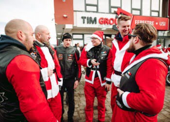 Motocicliștii suceveni, în frunte cu membrii clubului STRĂJERII Motorcycle Friends, au împărțit cadouri copiilor în centrul Sucevei (Foto)