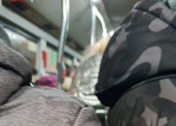 Oameni cu părul alb, care nu încap de elevi în autobuzele TPL Suceava. Respectul ar trebui să fie reciproc, indiferent de culoarea părului