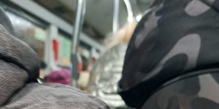 Oameni cu părul alb, care nu încap de elevi în autobuzele TPL Suceava. Respectul ar trebui să fie reciproc, indiferent de culoarea părului