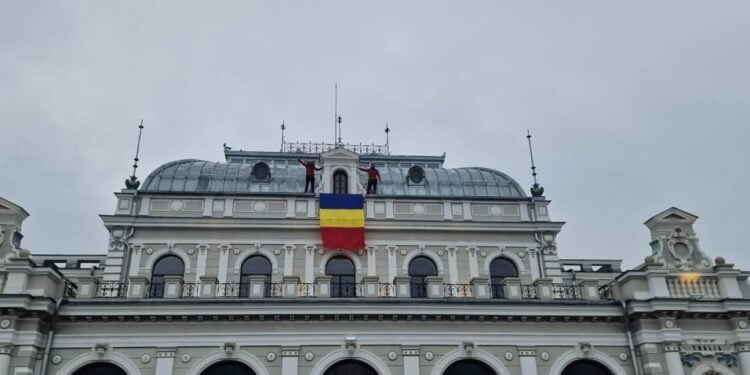 Drapelul României, arborat pe Complexul Muzeal ”Cazinoul Băilor”, cu sprijinul alpiniștilor de la Serviciul Salvamont