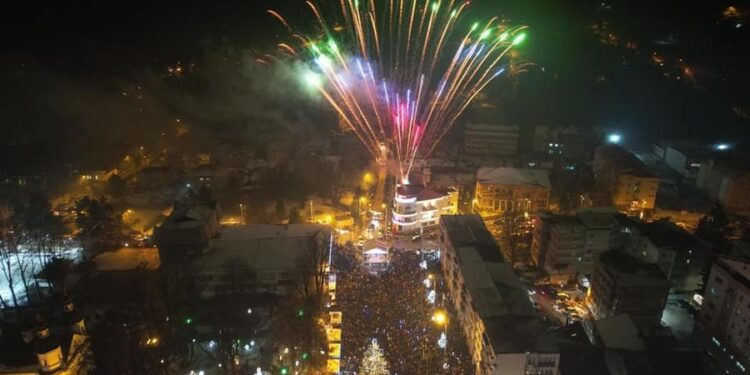 Muzică mixată de un DJ și foc de artificii, de Revelion, în centrul Cîmpulungului Moldovenesc. An de an, municipalitatea investește cîte 70.000 și 80.000 de lei în instalațiile cu care orașul este ornat de sărbători