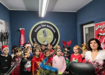 Copiii din clasa a II-a E de la Școala 3 Suceava au adunat haine, încălțăminte și jucării pentru copii din familii defavorizate