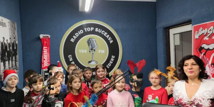 Copiii din clasa a II-a E de la Școala 3 Suceava au adunat haine, încălțăminte și jucării pentru copii din familii defavorizate