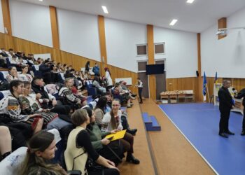 Elevi de la mai multe școli, la Liceul cu Program Sportiv Suceava, pentru un spectacol de obiceiuri de iarnă și pentru a aduna bunuri pentru copiii de la Asociația ”Drum Anevoios”