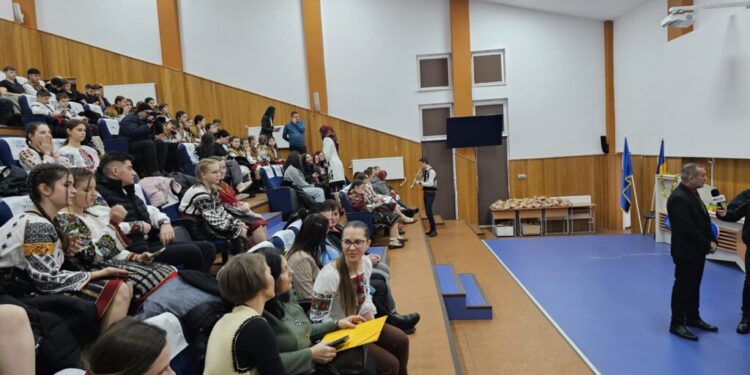 Elevi de la mai multe școli, la Liceul cu Program Sportiv Suceava, pentru un spectacol de obiceiuri de iarnă și pentru a aduna bunuri pentru copiii de la Asociația ”Drum Anevoios”