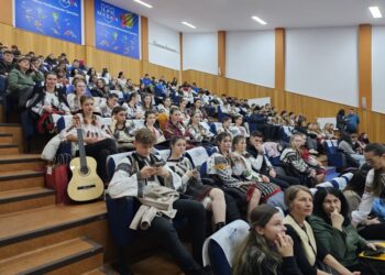 Elevi de la mai multe școli, la Liceul cu Program Sportiv Suceava, pentru un spectacol de obiceiuri de iarnă și pentru a aduna bunuri pentru copiii de la Asociația ”Drum Anevoios”