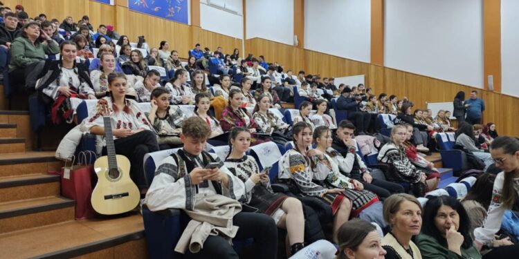 Elevi de la mai multe școli, la Liceul cu Program Sportiv Suceava, pentru un spectacol de obiceiuri de iarnă și pentru a aduna bunuri pentru copiii de la Asociația ”Drum Anevoios”