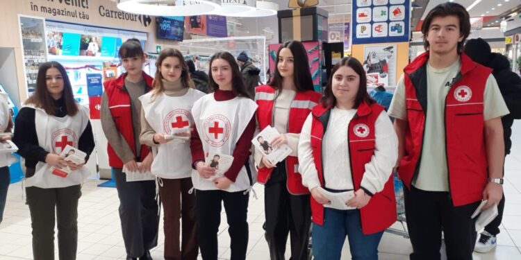 Crucea Roșie Suceava, pachete cu alimente pentru 150 de familii, în cadrul programului ”Banca de alimente”