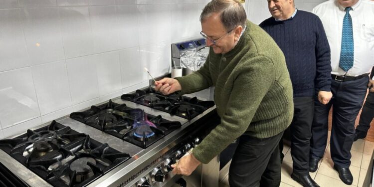 Gazul metan a ajuns la Vatra Dornei. Gheorghe Flutur, cu chibritul în mînă, în casa unor localnici: ”Primiți cu gazul metan? Colindătorii vin cu gazul metan acum. Avem gaz metan la Dorna. Uite-l. Doamne-ajută”