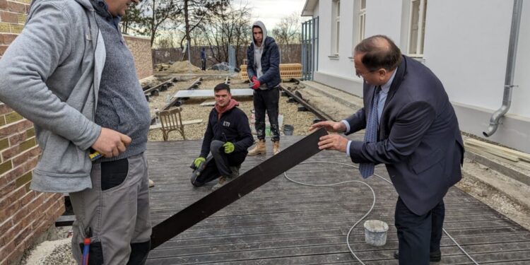 Muzeul de Istorie de la Siret ”va fi o atracție pentru turiști”. La cîteva sute de metri de muzeu se află cel mai vechi cimitir evreiesc din România, acesta datînd din 1520