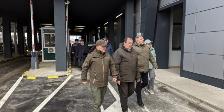 Au fost inaugurate lucrările de modernizare a Vămii Siret. Însă, scanerele pentru mașini, care ar reduce substanțial timpii de așteptare, încă nu există. Acestea ar putea fi montate abia prin iulie-august 2024. Cozile în Vama Siret se întind pe zeci de kilometri de o parte și de alta a graniței