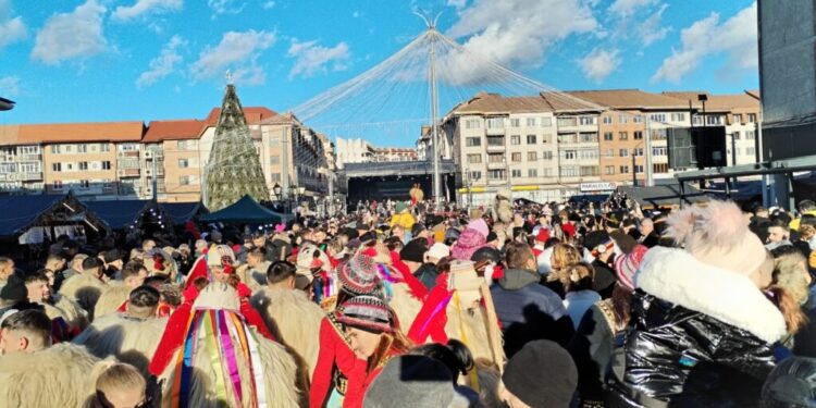 Puhoi de lume pe străzile Sucevei, la parada măștilor și a costumelor, lumea de pe lume în centrul Sucevei, la spectacolul de datini și obiceiuri (Foto)