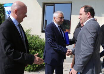 Valentin Popa a renunțat să candideze la funcția de rector USV în momentul în care a văzut că este cineva care-și dorește să candideze și care ar face față funcției. Întrebat dacă se referă la Mihai Dimian, acesta a răspuns: ”Nici nu confirm, nici nu infirm”