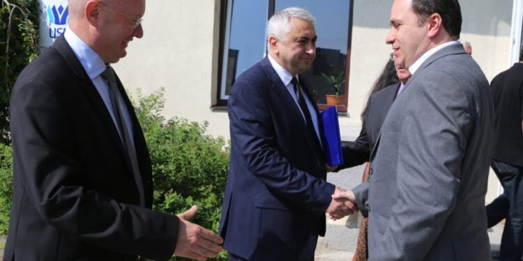 Valentin Popa a renunțat să candideze la funcția de rector USV în momentul în care a văzut că este cineva care-și dorește să candideze și care ar face față funcției. Întrebat dacă se referă la Mihai Dimian, acesta a răspuns: ”Nici nu confirm, nici nu infirm”