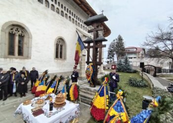 Coroane și jerbe de flori, depuse la troița Bisericii ”Sf. Înviere”, la 34 de ani de la Revoluție