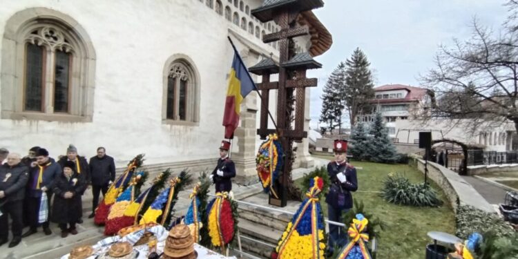 Coroane și jerbe de flori, depuse la troița Bisericii ”Sf. Înviere”, la 34 de ani de la Revoluție