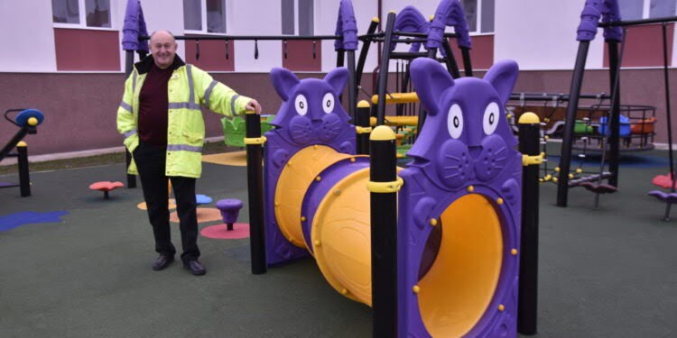 800 de cadouri pentru copii și alte 100 pentru angajații școlilor din Șcheia. Pe de altă parte, la Șcheia s-au amenajat locuri de joacă și terenuri de sport, și au fost modernizate școli (Foto)