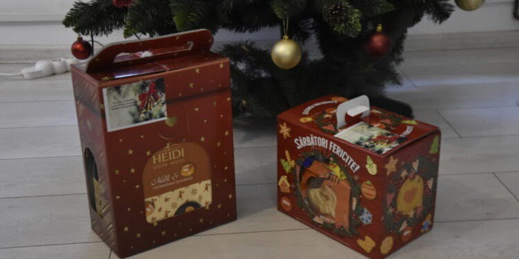 800 de cadouri pentru copii și alte 100 pentru angajații școlilor din Șcheia. Pe de altă parte, la Șcheia s-au amenajat locuri de joacă și terenuri de sport, și au fost modernizate școli (Foto)