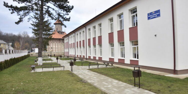 800 de cadouri pentru copii și alte 100 pentru angajații școlilor din Șcheia. Pe de altă parte, la Șcheia s-au amenajat locuri de joacă și terenuri de sport, și au fost modernizate școli (Foto)