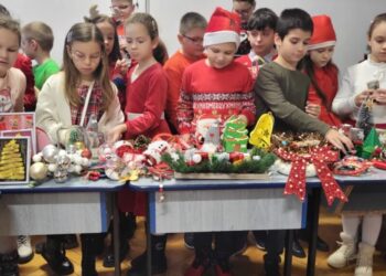 Tîrg de Crăciun cu scop caritabil, la Școala Gimnazială 4 Suceava. S-au strîns bani pentru un tînăr student sucevean care are nevoie de tratament la Viena (Foto)