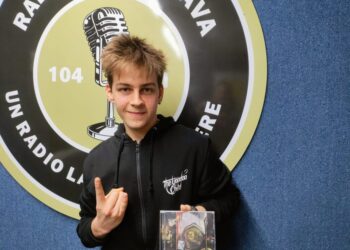 Suceveanul Teodor Cușnir, student la Medicină în timpul săptămînii, baterist al unei trupe rock în week-end. ”The Voodoo Child” a scos albumul ”From the dark”