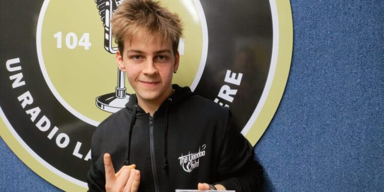 Suceveanul Teodor Cușnir, student la Medicină în timpul săptămînii, baterist al unei trupe rock în week-end. ”The Voodoo Child” a scos albumul ”From the dark”