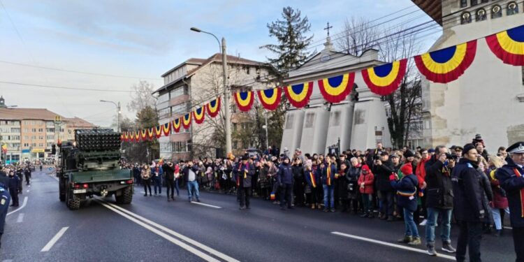 Poliția Locală și Jandarmeria au amplasat 400 de garduri la parada militară din centrul Sucevei. Unii șoferi, nervoși din cauză că traficul a fost deviat, au avut un comportament verbal agresiv la adresa polițistelor locale